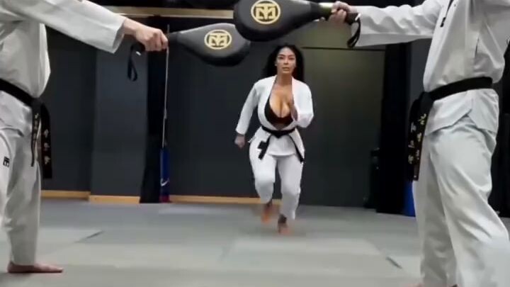 Kombinasi Karate Cepat di Arena | Teknik Atlet Wanita