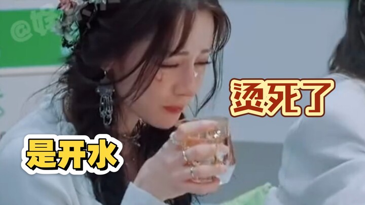 Zhou Keyu, wearing a hospital gown, pours water for Dilraba! Dilraba: It’s so hot—it’s going to scal