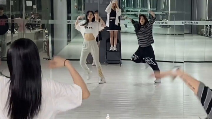 【Fanfan Twinkle】 và "Little Spicy" Zhou Ziqian (trắng) cover ca khúc City Girls của LISA Bao