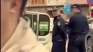 Kamu tetaplah pamanku!!! Kamu membuatku tertawa terbahak-bahak sampai perutku sakit?