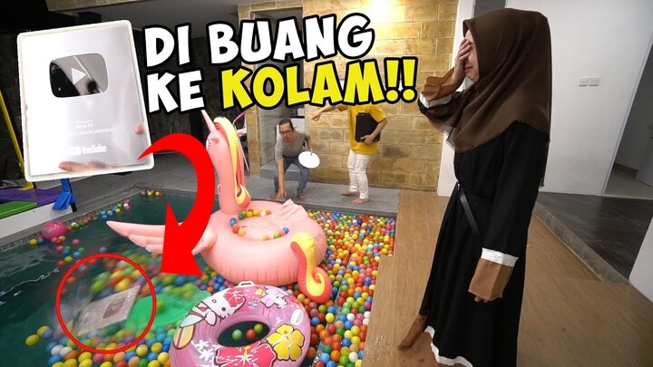 PRANK SILVER PLAY BUTTON RICIS TV DIBUANG KE KOLAM. !!!