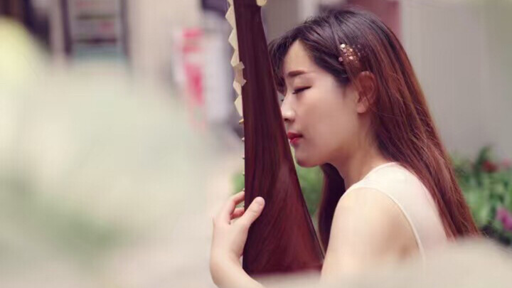 【Đàn tỳ bà】Sắc đỏ rực của hoa Sà Nhật Lãng – phiên bản đàn tỳ bà, đóa hoa đẹp nhất trên thảo nguyên