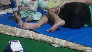 anak yg soleh lagi mijitin ibu nya....😀😀