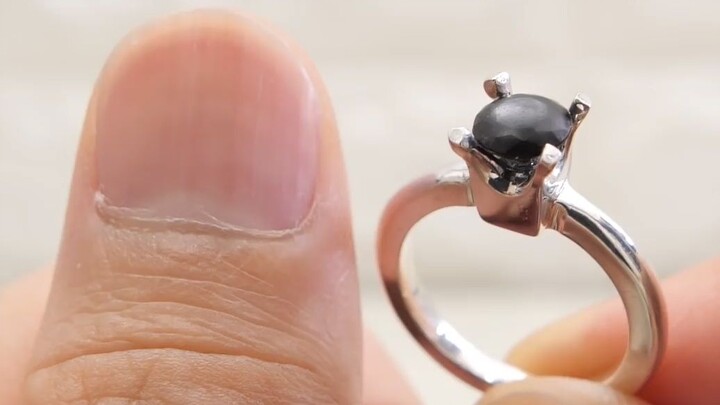 Cincin berlian yang terbuat dari kuku yang telah dikumpulkan selama satu tahun...