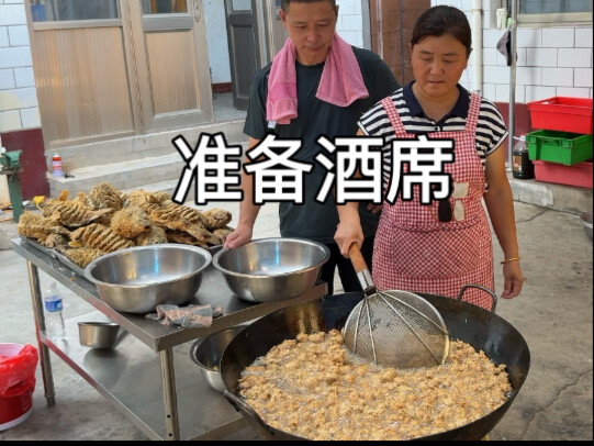 Merekam satu hari persiapan jamuan adat pedesaan oleh pasangan orang tua juru masak desa