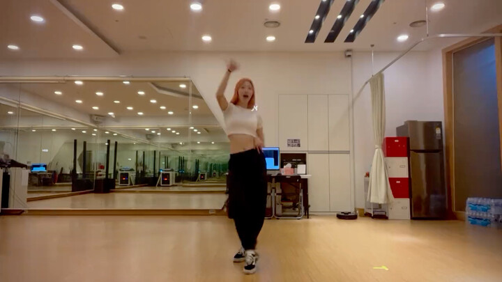 H1-KEY's Lee Seung-hyun and RIINA perform a dance cover of "Hype Boy"