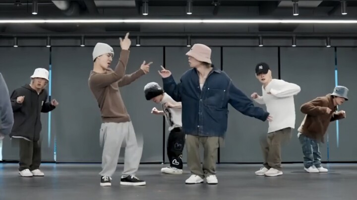 Ay-Yo! It is said that this is a strong boy band whose members are no taller than 150cm