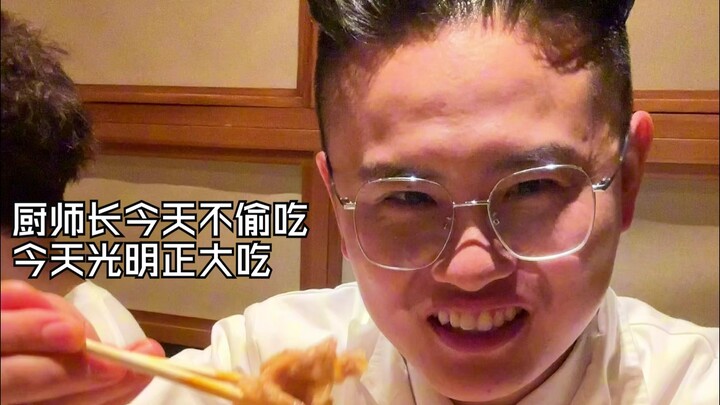 العابد الذي يأكل بقايا الطعام اليوم يفعل ذلك علنًا ولا يسرق هذه المرة.