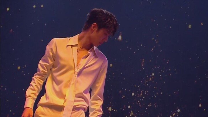 【หวังอี้ป๋อ】ชุดหรูหราที่กระจายอยู่ หวังอี้ป๋อน่าหลงใหล เซ็กซี่ และเต้นเก่งมาก
