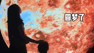 母爱牌棒棒糖，热…化了，星球会一直转，母爱会一直在～航天展是个溜娃好去处～