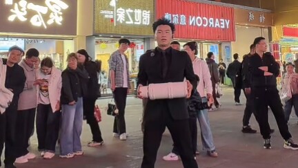 เขาไม่มีงานทำแล้วจริงๆ หรือ? ถึงขั้นกอดขวดน้ำเต้นกลางไลฟ์สดเลย