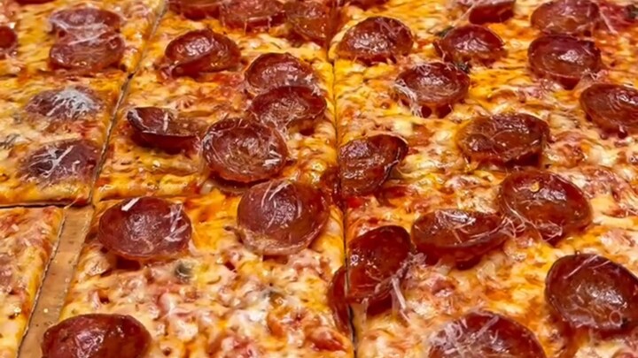 Pizza-only video—cheese is divine!