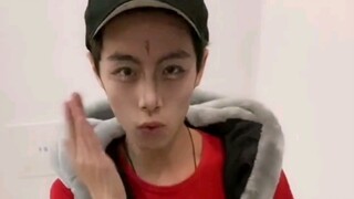 Có người bạn cùng phòng như thế này thì bạn về ký túc xá lúc mấy giờ