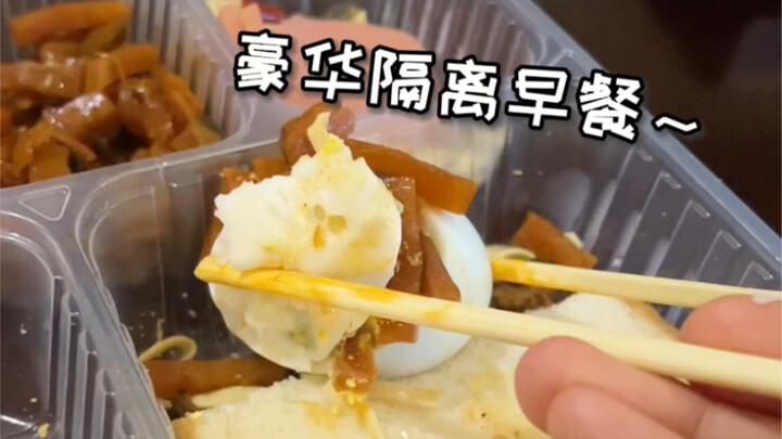 Thằng nhóc Rhodium ăn bữa sáng cách ly mà nhìn tôi còn thấy nghẹt thở luôn…