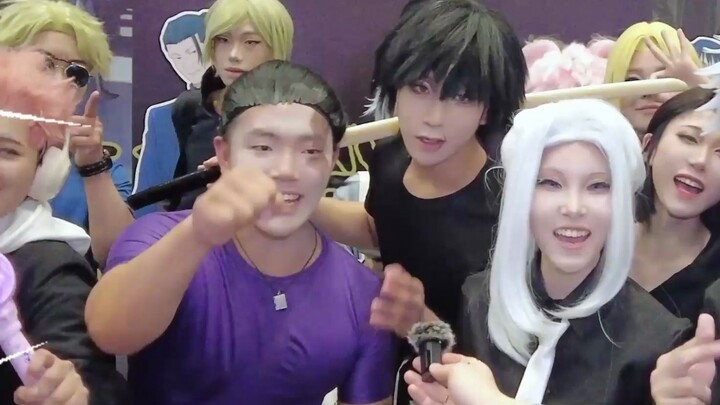 Awkward interview at comic convention (28)