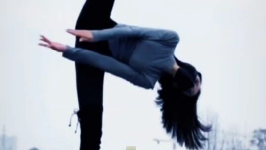 Come in and see the twelve golden flowers of Evergrande Song and Dance Troupe