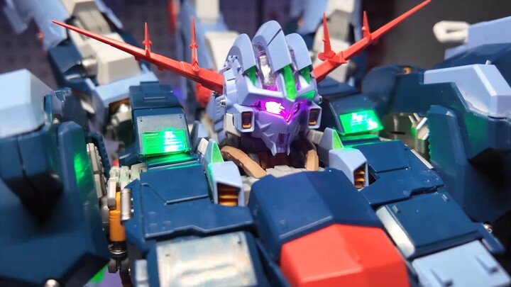 Risking her life! A novice girl built the perfect Zeon in Mecha City in 10 days and 130 hours!