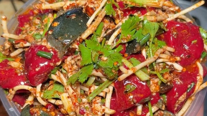 Món tiết gà trộn ở chợ Quý Dương, thêm cả đậu hũ trứng bắc thảo thì cực kỳ đưa cơm.