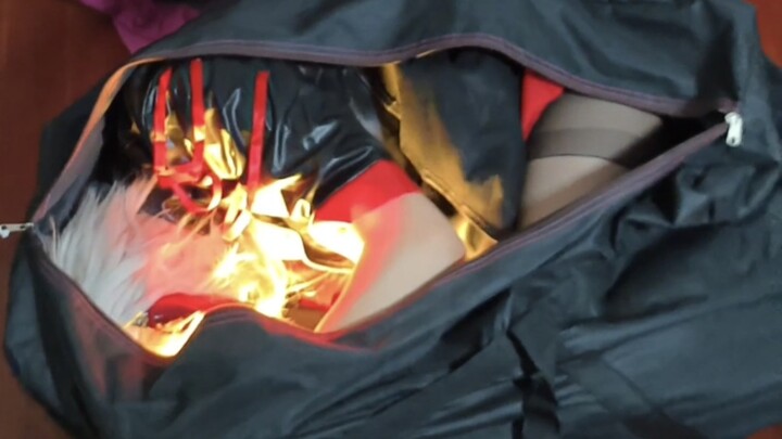 W：下次再把我塞到袋子里陪你玩这种无聊游戏，就把你炸上天！
