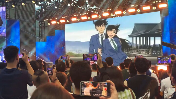 ฉันบังเอิญไปเจอนักวาดการ์ตูนคนหนึ่งในงานประชุมการ์ตูนที่ร้องเพลงประกอบเรื่อง "ยอดนักสืบจิ๋วโคนัน" ทา