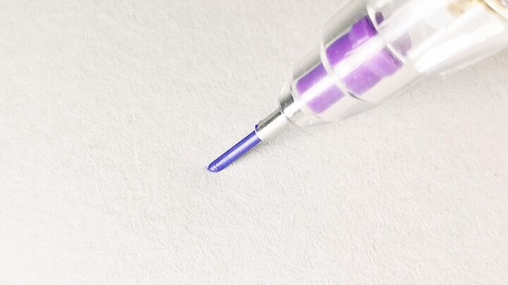 Ini pertama kalinya saya tahu kalau pensil mekanik ada yang berwarna-warni!