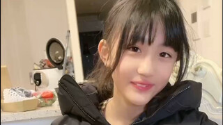 同栋公寓的同学们都收到神秘人放在家门口的零食 这个神秘人的目的是什么？