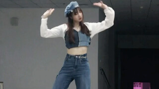 Di belakang panggung acara SMA putri, mereka membawakan lagu "Hype Boy" dari New Jeans (versi habis)