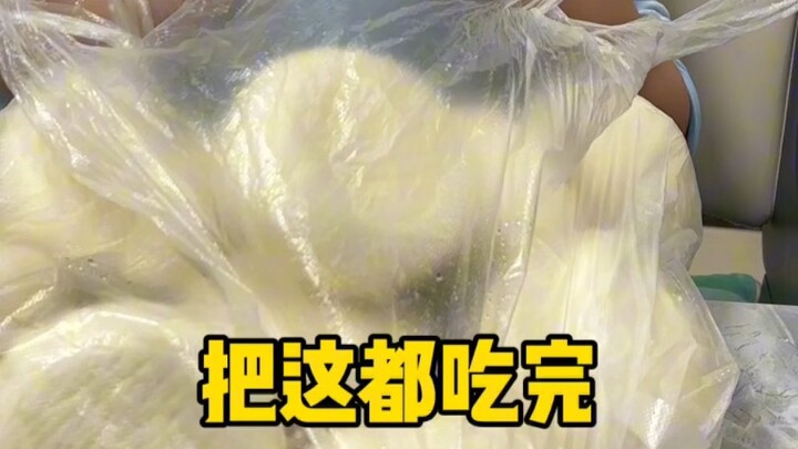 Wah! Nafsu makan si kecil ini benar-benar mengagumkan!