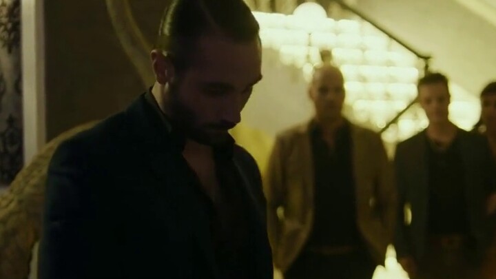 غومورا 2-3: خيانة تعيد ظهورها، زعيم العصابات يُطعن حتى الموت في الكنيسة على يد أحد أتباعه