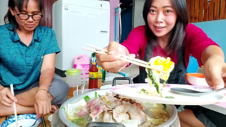 สวัสดีปีใหม่ไทยค่ะปาร์ตี้หมูกระทะสามพี่น้องย่างหมูสามชั้นหอมๆอีกเเล้วจ๊ะ