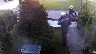 CCTV catches moment thieves steal man's vespa - Daily Mail
