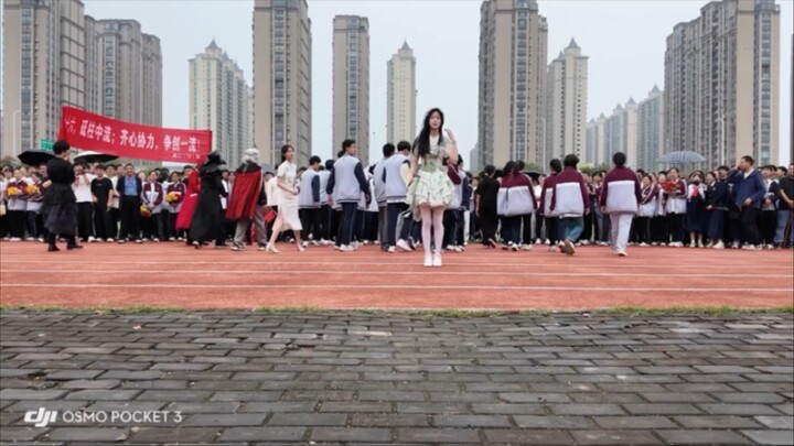 ألعاب رياضية ورقص لطالبات مدرسة إعدادية بقمصان بيضاء | هل قدمت عرضًا من قبل؟ اترك تعليقك