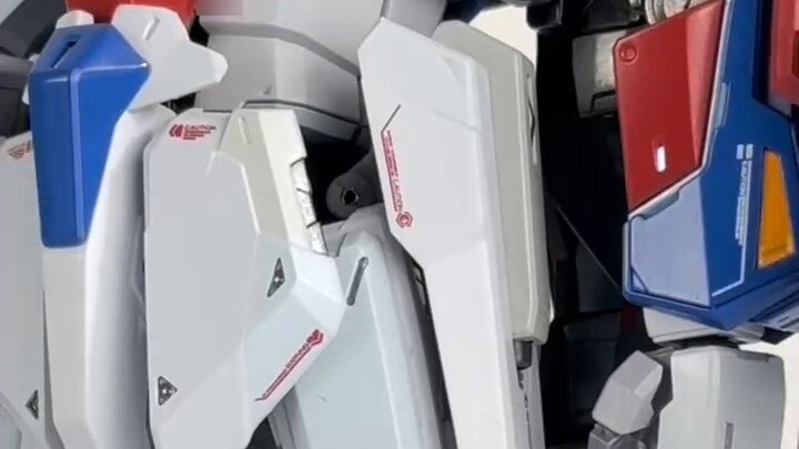 Stand wherever you want, Gundam stands tall on the ground! Multiple interfaces for a good standing p