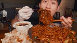 Vlog Ăn Uống Của ZhuHan - Mỳ đen và sườn chua ngọt kiểu Hàn