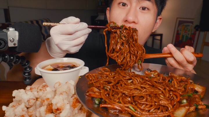 Vlog Ăn Uống Của ZhuHan - Mỳ đen và sườn chua ngọt kiểu Hàn