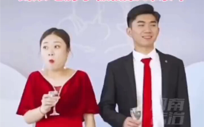 น่ารักมาก! เจ้าสาวกำลังกินขาหมู ช่างภาพก็ถ่ายไว้ตลอดทั้งกระบวนการ