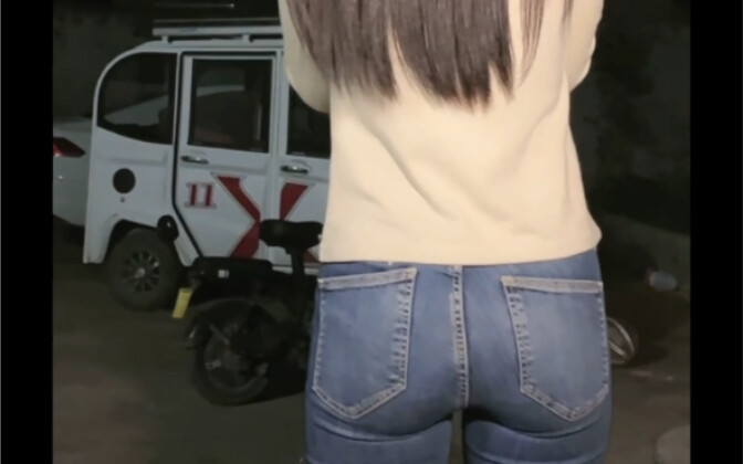 Sepatu hak tinggi, tali lompat, celana jins ketat, As Sekop