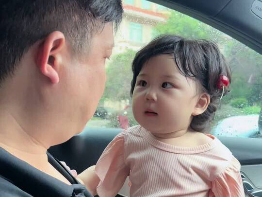 Bayi terus-menerus memuntahkan air liur hingga membuat ayahnya marah!