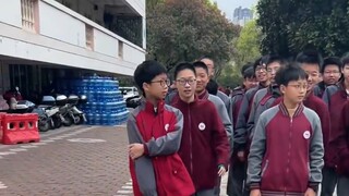 男孩穿上姐姐的校服，哪一款的校服更好看！！