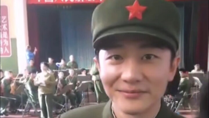 Sau lễ khởi quay “Phương Hoa”, anh Huyên tạm biệt các fan hâm mộ.