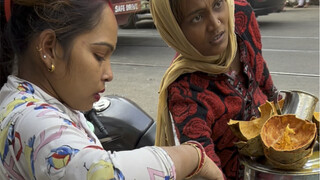 إعادة زيارة المكان القديم، وشرب الماء في الشارع، وتحيط به النساء الجميلات.