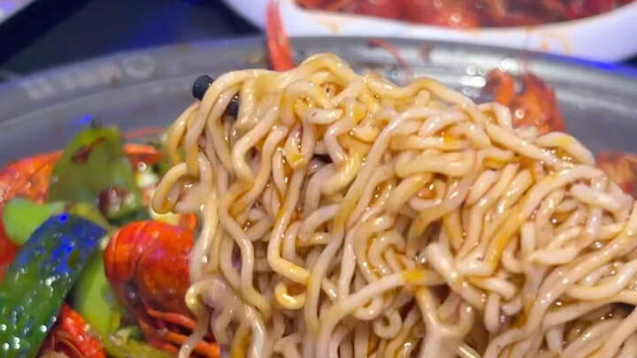 Enjoying crayfish while listening to music—perfect for young people’s dates and gatherings!