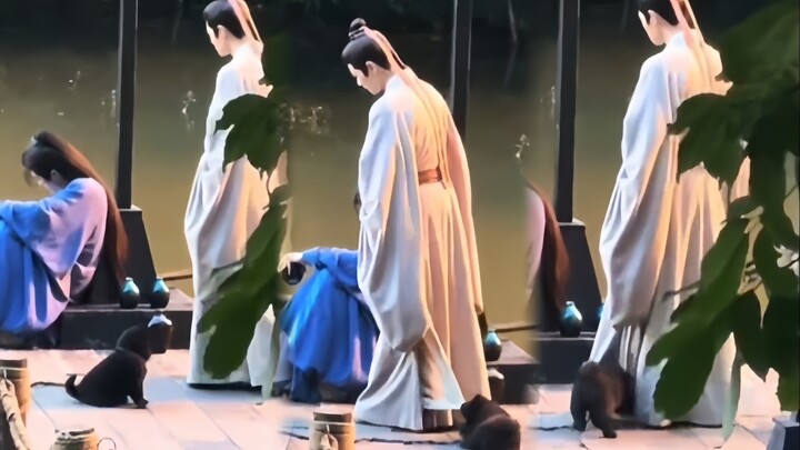 Xiu Gou: You play your part, and I’ll just ride the wave. So this is how it bites clothes—little Hei