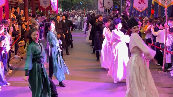 Người đông như kiến, hot quá chừng!