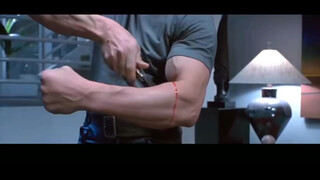 Terminator: T-800 cuts open the arm to reveal the robotic arm. At present, billions of special effec