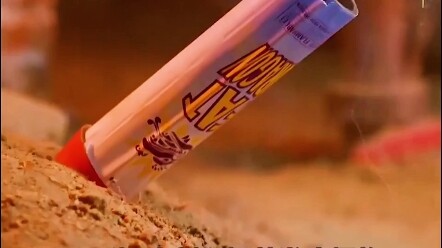 Bảo mẫu mà gia đình thuê đã tranh thủ lúc nửa đêm không có ai để tiến hành nghi thức tà ác… Cậu bé c