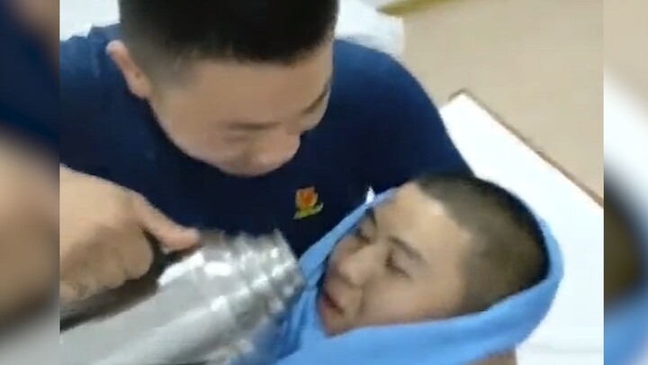 Siapa sih yang nggak pernah jadi bayi? Aku juga mau digendong! Diberi minum pakai termos air panas p