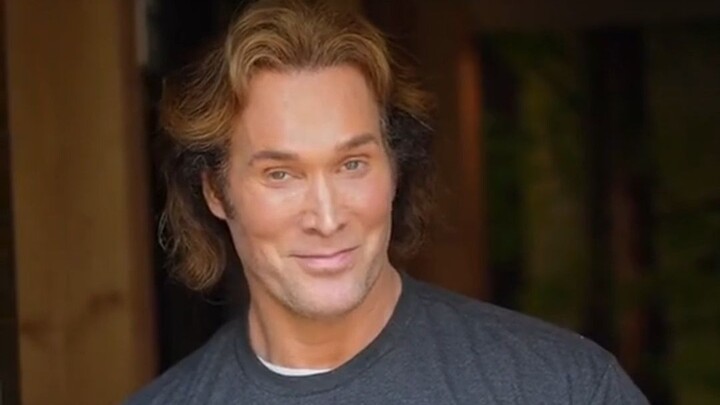 عندما يلعب ملك القوة بمضحكته الخاصة ولا يستطيع التوقف عن الضحك