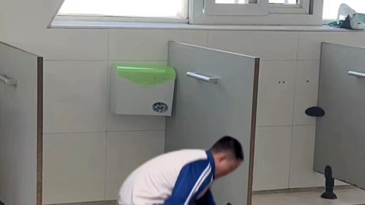 Apa yang harus dilakukan! Aku malah membuat si preman sekolah marah lagi