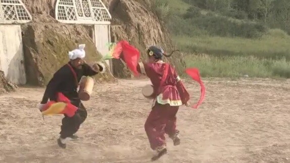 Ansai waist drum performance "Two Elders Fighting". The old woman and the old man are equally matche